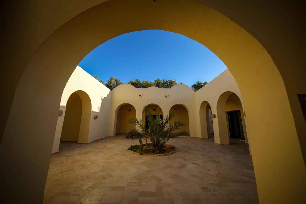 Hotel Pansy Qasr Ghilan Exteriör bild